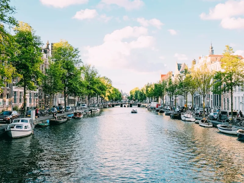 kanal boyunca sıralanmış hollanda evleri